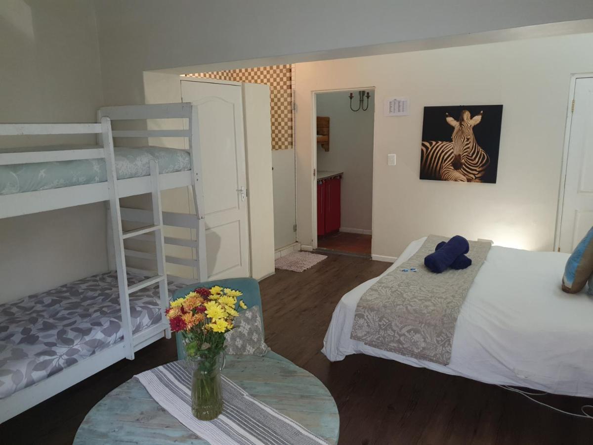 Bedrock Strand Family 4 Sleeper With Private Bathroom Ciudad del Cabo Exterior foto